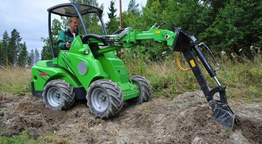 Avant digging trench