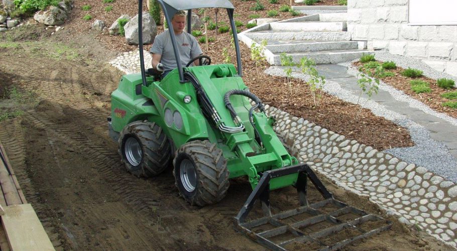 Avant levelling soil
